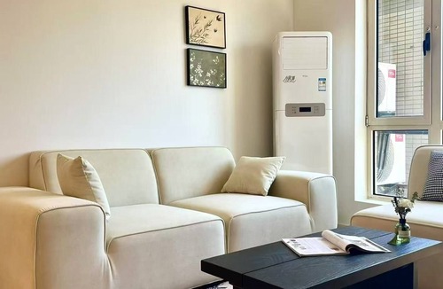 Huangpu Apartment | 3-bedroom apartment easy walk to Yuyuan Garden, the Bund and Nanjing Road