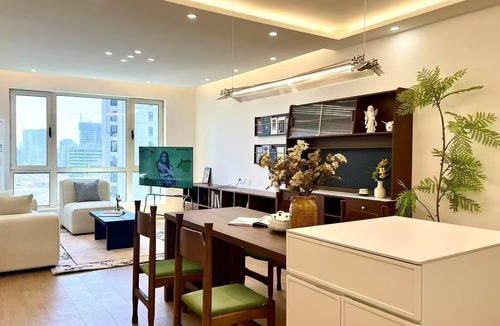 Huangpu Apartment | 3-bedroom apartment easy walk to Yuyuan Garden, the Bund and Nanjing Road