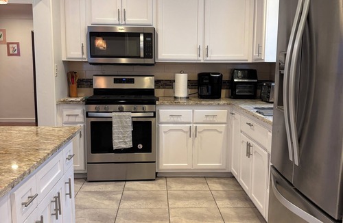 Inglewood House | 3-bedroom building in tranquil Inglewood with AC comfort