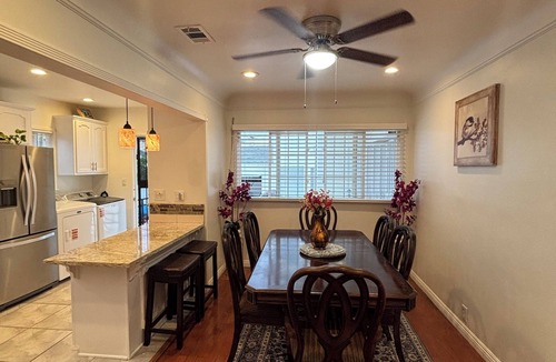 Inglewood House | 3-bedroom building in tranquil Inglewood with AC comfort