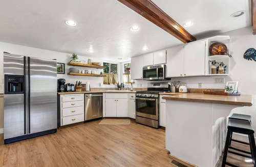 Arrowhead Villas Cabin | 3-bedroom cabin in Lake Arrowhead: hot-tub, forest view, pet-friendly
