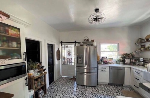 Floral Park House | 3 bedroom Farmhouse Comfort Stylish, Peaceful & Well-Equipped. Close to CHOC.