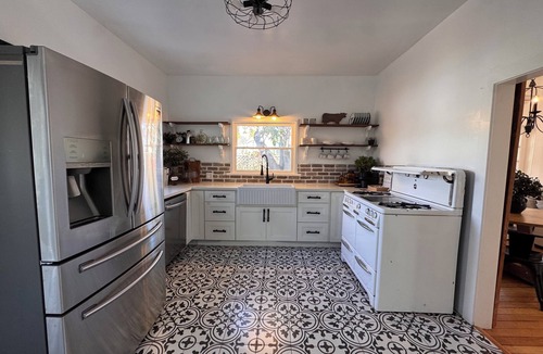 Floral Park House | 3 bedroom Farmhouse Comfort Stylish, Peaceful & Well-Equipped. Close to CHOC.