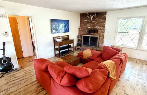 Wishon House | 3-bedroom house in peaceful Sierras on 4.5 acres along road to Bass Lake