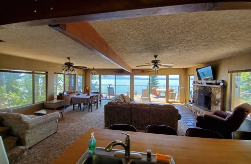 Westwood Cabin | 3-bedroom lakefront pet-friendly cabin in Lake Almanor with private dock