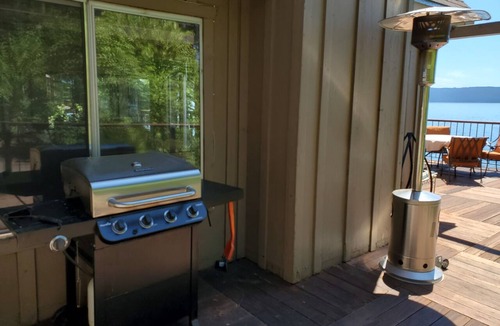Westwood Cabin | 3-bedroom lakefront pet-friendly cabin in Lake Almanor with private dock
