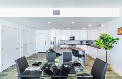 Downtown Los Angeles Apartment | 3 Bedroom Lux Skyline Penthouse DTLA High-Rise Apartment