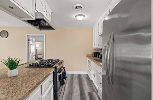 Pumpkin Center House | 3-bedroom Pool house in soothing Bakersfield with AC for relaxing stays