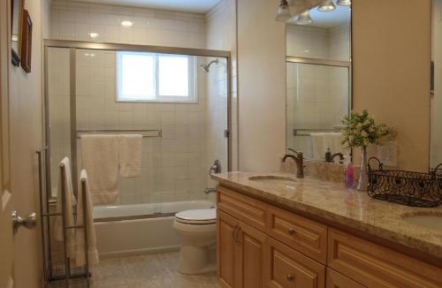 Shasta-Hanchett Park House | 3-Bedroom Rose Garden Family Cottage
