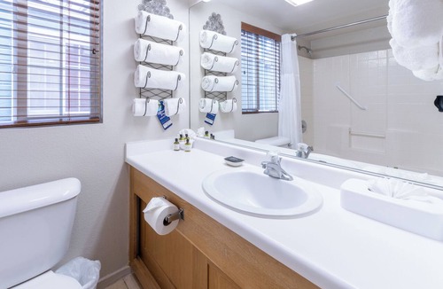 Napa Hotel | 3 Family Friendly Units | 1.2 mi to Napa Opera House | Free Parking | Pool