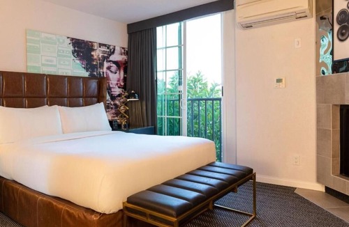 Norma Triangle Hotel | 3 Rooms | Minutes from Beverly Hills Hotspots | Tennis Court, Pool, & Rooftop