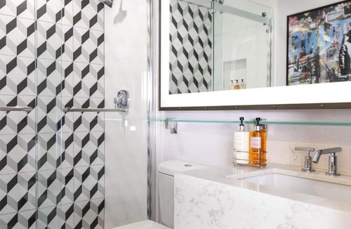 Norma Triangle Hotel | 3 Rooms | Minutes from Beverly Hills Hotspots | Tennis Court, Pool, & Rooftop