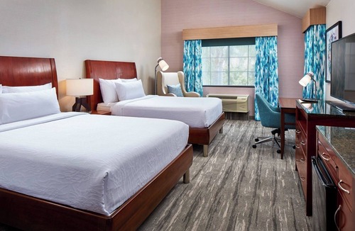 Valencia Hotel | 3 Units | Plush 2 Queen Beds | 3 Miles to Town Center Shopping | Shared Patio