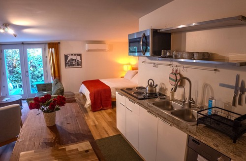 East Hollywood Cottage | 30-Day Or More Creative Studio Casita Oasis