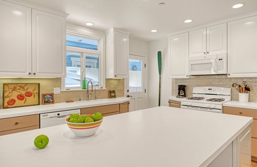 Avalon House | 334E: Sprawling House on Popular Eucalyptus Str, Stone Tile Floors, Updated Kitc