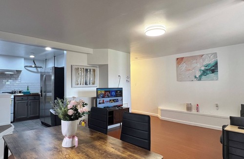 Oakland House | 3927 - Comfy 2BR Guest Unit with Kitchen TV Laundry