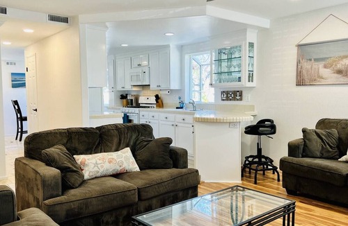 Townsite Condo | 3BR Beachy Condo | Blocks to Beach | Gated Parking