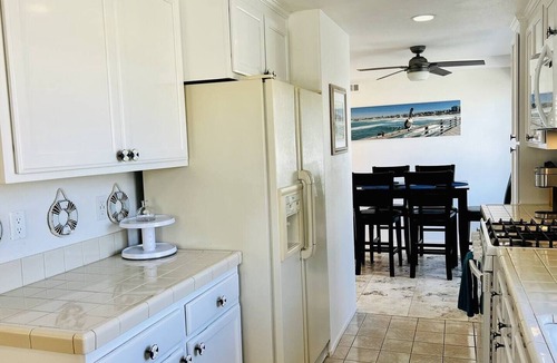 Townsite Condo | 3BR Beachy Condo | Blocks to Beach | Gated Parking