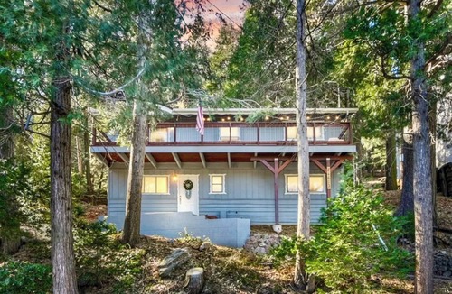 Crestline Cottage | 3BR Idyllic Cabin in the Woods w/Wood Fireplace