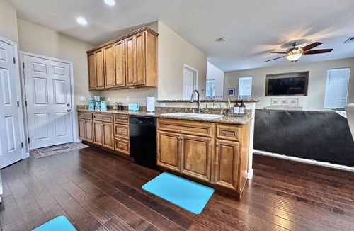 North Natomas House | 3BR · King Bed · Garage · 10 Min to Airport and Downtown