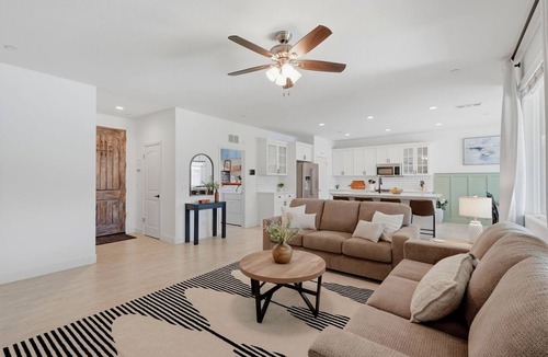 Visalia House | 4+2 with a fenced in pool, large yard, feel right at home!