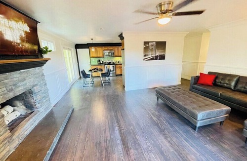 West University House | 4-Bedroom/6TVs/Sleeps 15/Pet OK