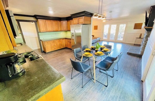 West University House | 4-Bedroom/6TVs/Sleeps 15/Pet OK