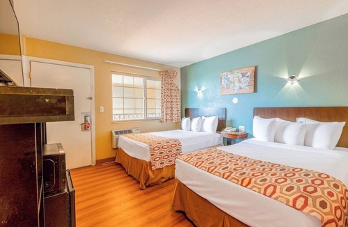 Loma Alta Hotel | 4 Charming Retreat Rooms Near Oceanside Beach and Parks