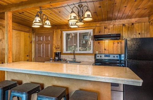 Bass Lake Hotel | 4 Lakeside Chalet with Fireplace & Marina Fun Near Yosemite National Park