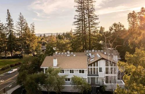 Menlo Park House | 4 Luxury Townhouses in Private Lot near Meta & Stanford
