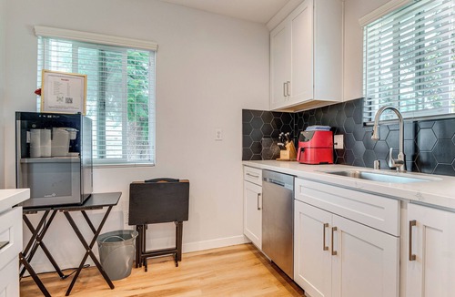 Los Angeles House | 4 Mi to SoFi Stadium: Modern Home w/Fenced Yard