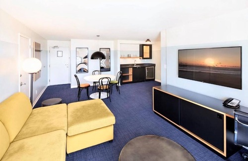 Venice Hotel | 4 Prime Beachfront Room: Culture + Comfort Near Boardwalk | Breakfast is FREE!