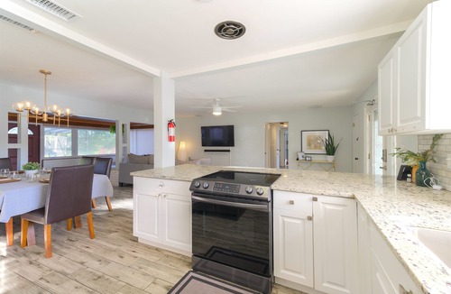 Edgewood House | 4 Rooms, Lake, Pool, Hottub, Bocce Ball, Putting Green, Fire Pit, Plunge