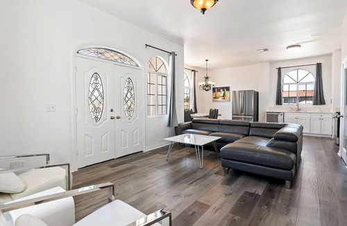 NoHo Arts District Apartment | 4bedroom 2bathroom modern Los Angeles home by Universal studio & Hollywood for 8
