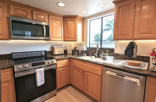 Alamitos Beach Condo | 5-bed Large Bohemian BEACH Pad with AC, Patio & Parking - Walk 1min to BEACH!