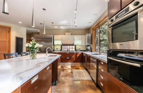 Truckee House | 5BR Luxury Mountain Home, 3 Acres, Hot Tub & Dogs Welcome