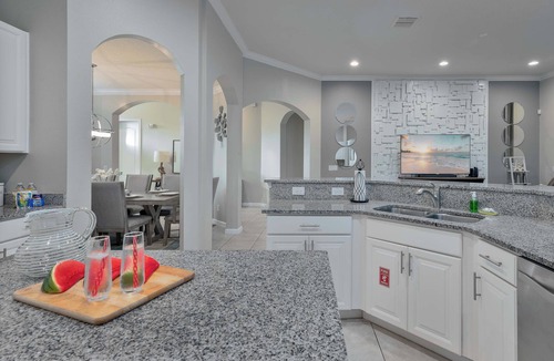 Loughman House | 5BR stay w/private pool & resort access