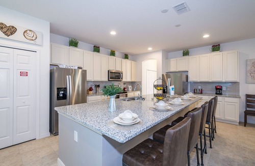 Loughman House | 5Star Resort/Clean and Safe/Mins to Parks/WaterPark/Arcade/Bar/Gym/Golf/AC/WiFi
