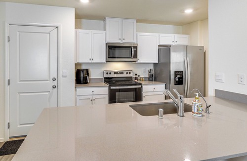 Enterprise House | 8 Mi to Strip! Modern Townhome in South Vegas