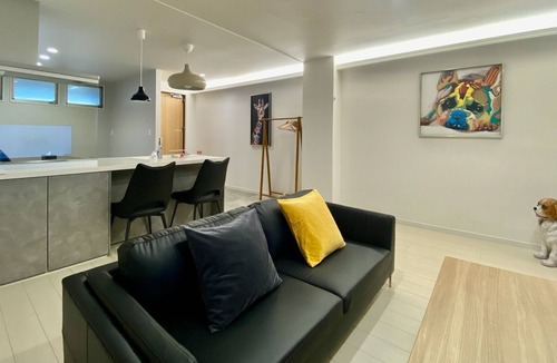 Chikusa Ward House | A petfirst villa has been created in the center o / Nagoya Aichi