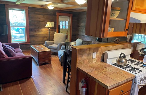 Historic Railroad District Cottage | ABBOTT'S COTTAGES- The Lark. 2 bedroom cottage, just two blocks to downtown