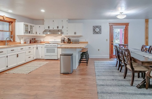 Hathaway Pines Cabin | ABOVE IT ALL - UNIQUE MOUNTAIN RETREAT SLEEPS 15 W/REC ROOM