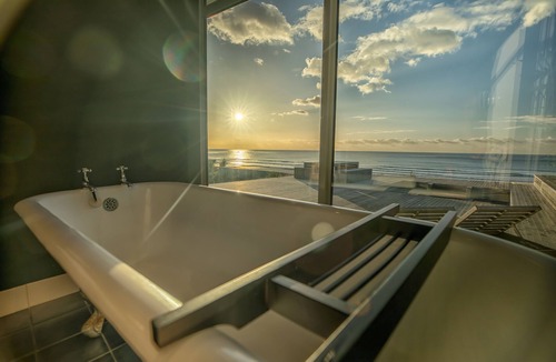 Karitane House | ABSOLUTE BEACHFRONT LUXURY ACCOMODATION Entire home with Private Beach Access