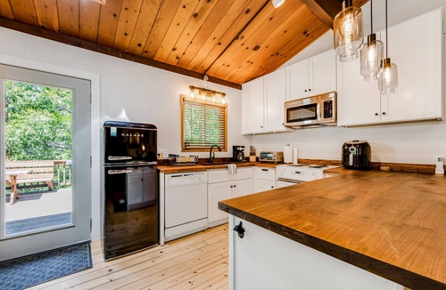Idyllwild Cabin | Adorable cabin in the trees near hiking & town w/deck & high-speed WiFi