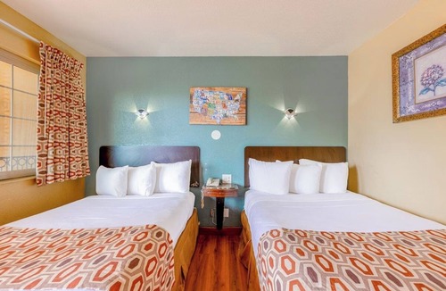 Loma Alta Hotel | Affordable 2 Rooms for Surfers Close to Oceanside City Beach