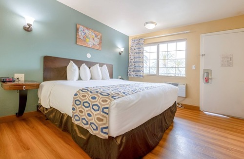 Loma Alta Hotel | Affordable and Comfortable Room Minutes from Surf and Sand