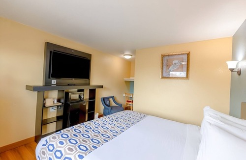 Loma Alta Hotel | Affordable and Comfortable Room Minutes from Surf and Sand