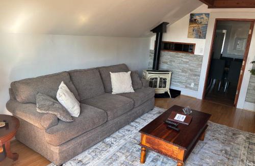 Alameda Apartment | Alameda 3BR luxury Penthouse 2 blocks to downtown 3 blocks to the beach AC and 2 free parking spaces
