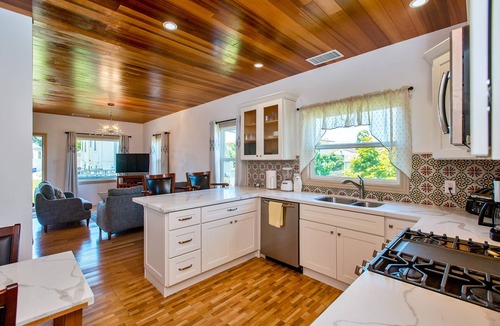 West Alameda House | Alameda Luxury 2BR 2BA house, AC, near Alameda ferry to San Francisco, parking.