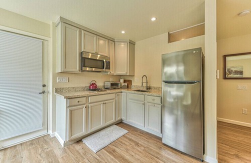 Downtown Monterey Apartment | "Alta Mesa Oaks" 5 min to downtown Monterey-Beach Private studio WiFi-TV